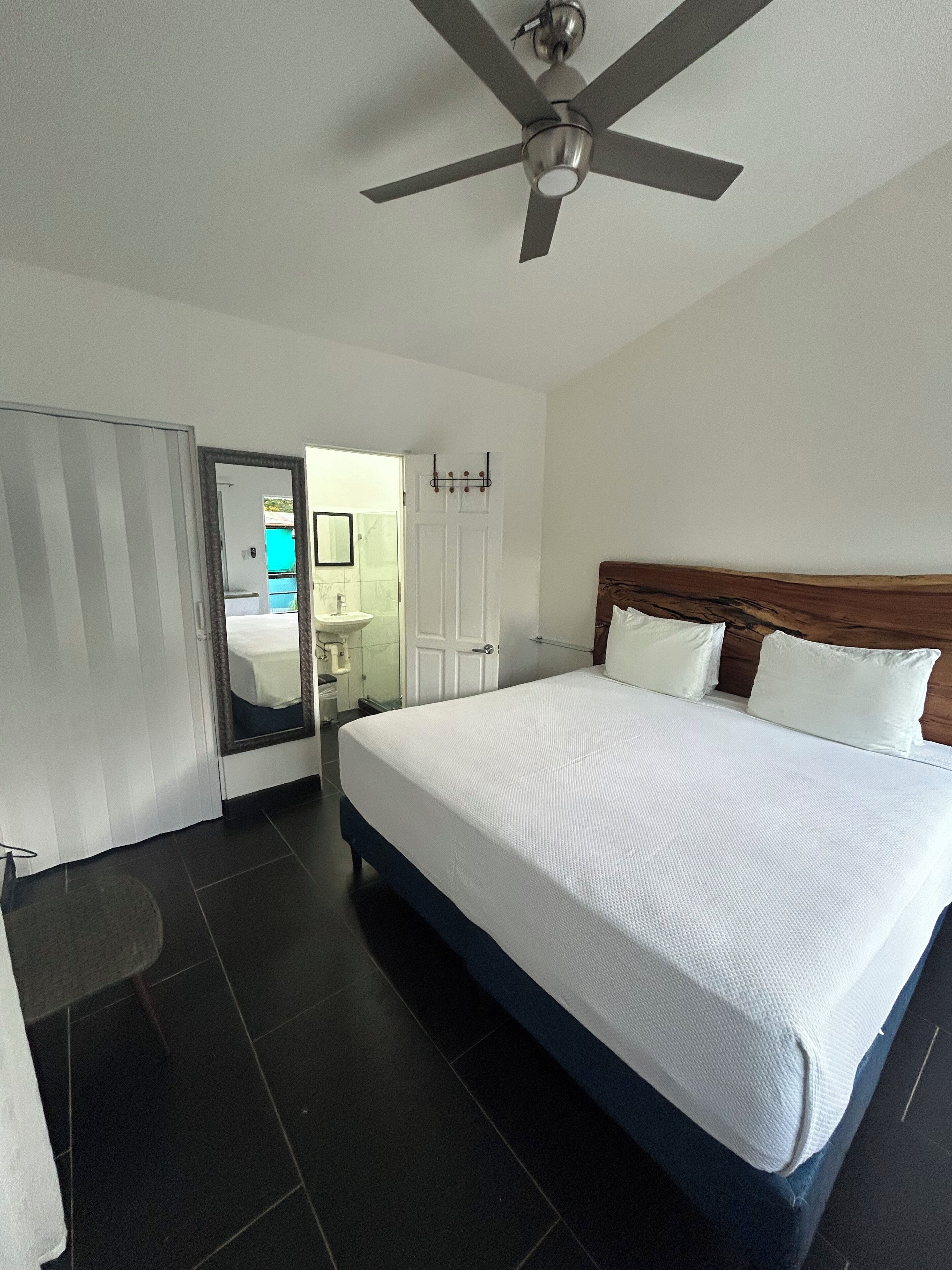 Chambre Signature, 1 très grand lit, balcon, vue piscine | Literie de qualité supérieure, coffres-forts dans les chambres