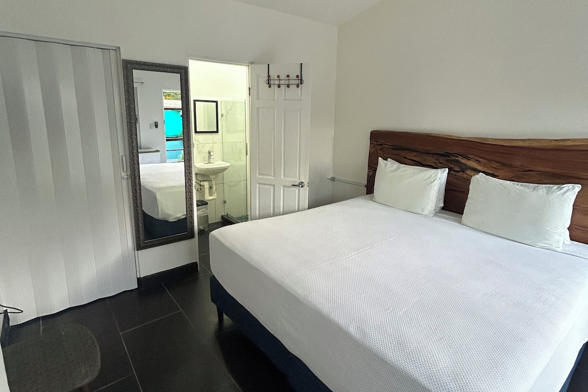 Chambre Signature, 1 trÚs grand lit, balcon, vue piscine | Literie de qualité supérieure, coffres-forts dans les chambres