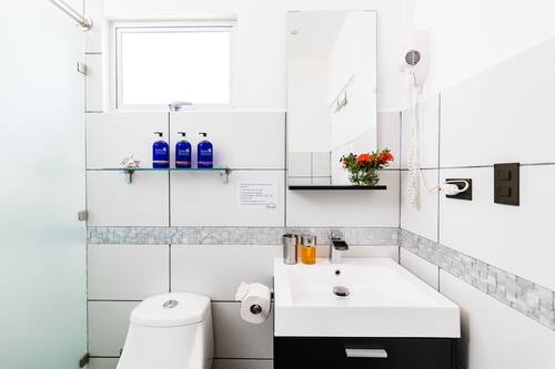 Een douche, gratis toiletartikelen, handdoeken
