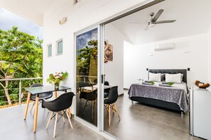 Dobbeltrom – premium, 1 queensize-seng, hageutsikt | Oppholdsområde | En 43-tommers LCD-TV med kabel-kanaler samt TV