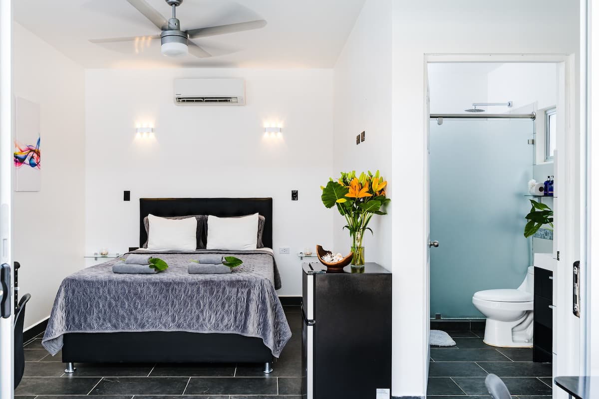 Premium bedding, in-room safe, free WiFi