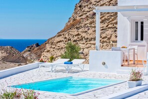 6 outdoor pools, pool umbrellas, sun loungers - Katharos Villas (Santorini)