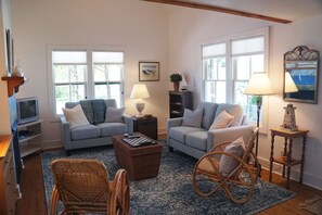 Ferienhaus, 2 Schlafzimmer (South) | Wohnzimmer | Flachbildfernseher, Kamin, DVD-Player