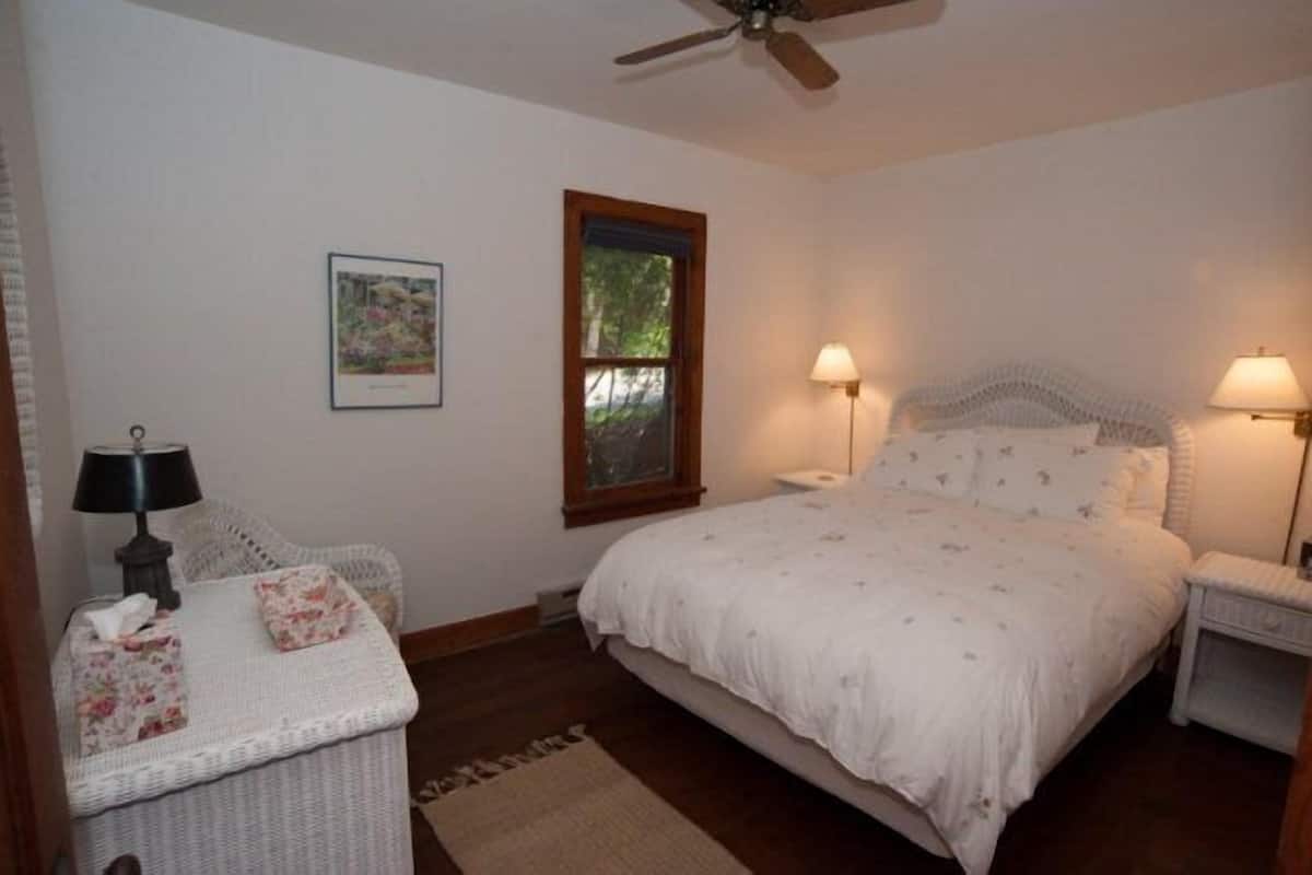 Casa de campo, 3 quartos | Roupas de cama premium, escrivaninha, ferros/tábuas de passar roupa