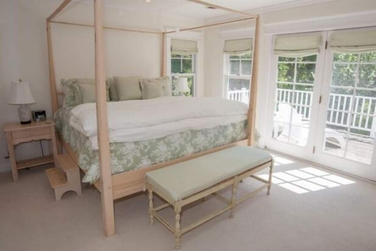 Suíte, 1 cama King (Trillium) | Roupas de cama premium, escrivaninha, ferros/tábuas de passar roupa