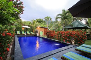 야외 수영장, 수영장 파라솔, 일광욕 의자