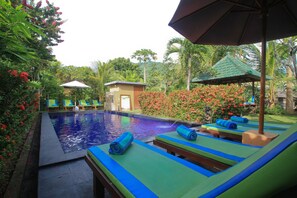 Piscine extérieure, parasols de plage, chaises longues
