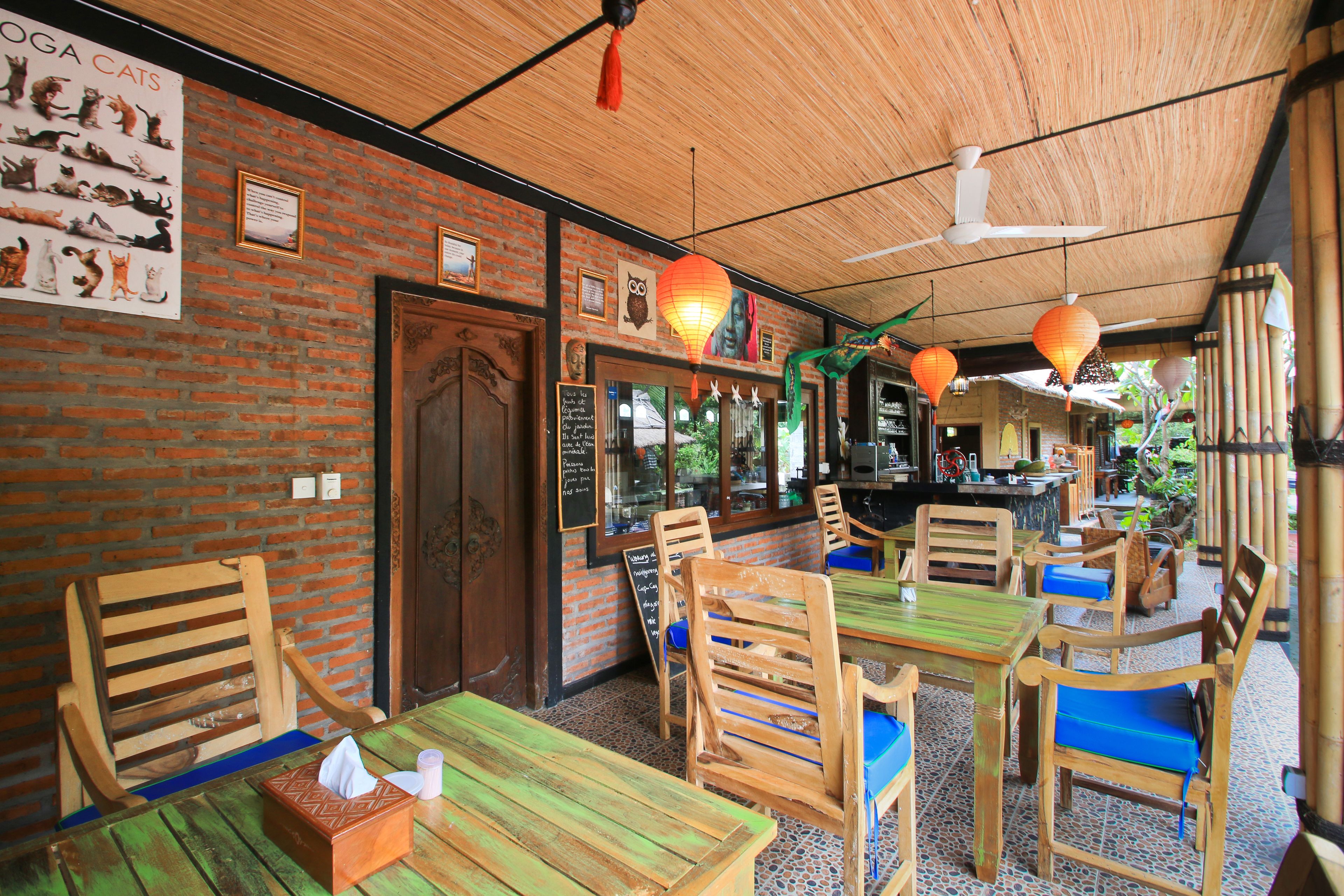 Un restaurante con mobiliario de madera y pared de ladrillo.