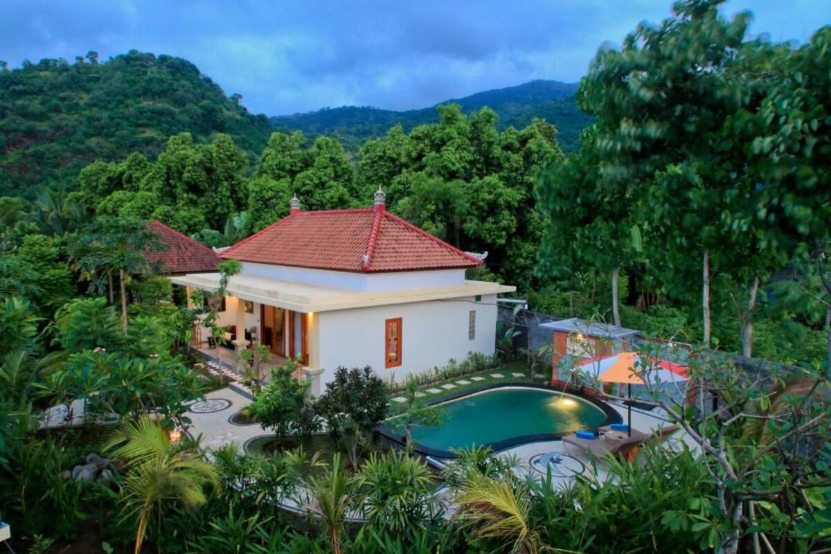 Vila, piscina particular, vista para o jardim | Wi-Fi de cortesia, roupa de cama