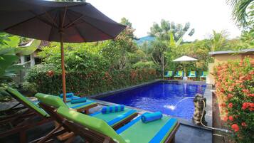 حمّام سباحة خارجي، مظلات على حمّام السباحة، مقاعد للتشمس