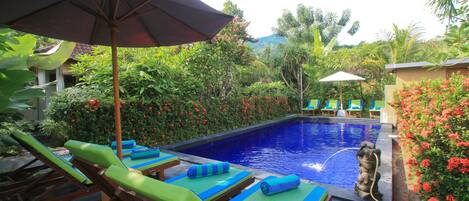 Ulkouima-allas, aurinkovarjoja, aurinkotuoleja