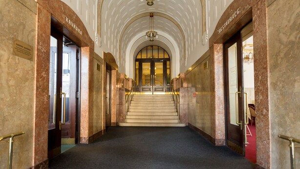 A grand hallway with marble walls, a central staircase, and doors labeled "KAVARNA" and "RESTAURACE". - Hotel U Beránka (Nachod)