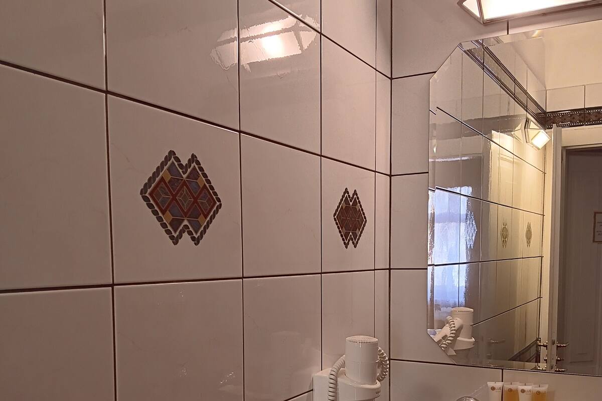Gallery kamer, 1 twee- of 2 eenpersoonsbedden, uitzicht op stad | Een kluis op de kamer, een bureau, verduisterende gordijnen, gratis wifi