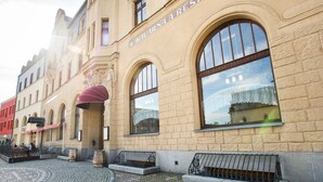 A building with arched windows and a sign reading "KAVARNA RESTAURANT". - Hotel U Beránka (Nachod)