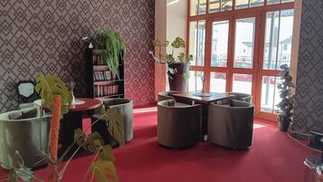 Junior Suite, 1 Bedroom, Refrigerator, City View | Lobby sitting area