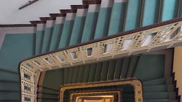Eine Treppe mit weißer Brüstung und einem Musterdesign.