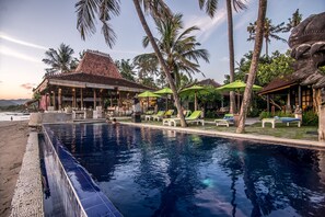 Outdoor pool, pool loungers - Balisanti Bungalows (Manggis)