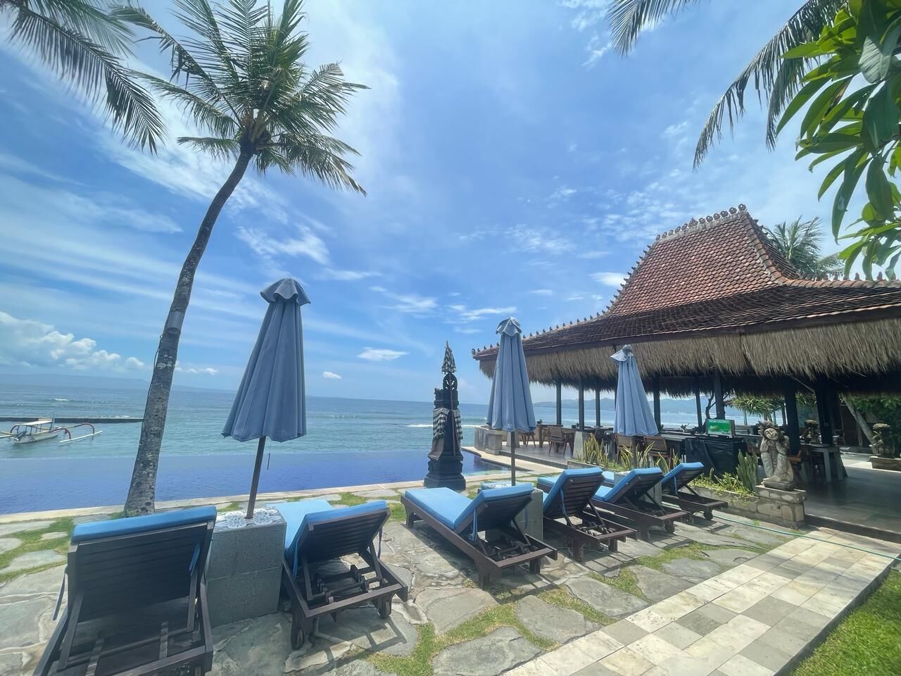 Melayani sarapan dan makan siang dengan sajian masakan internasional