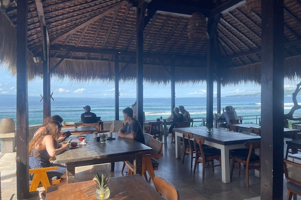 Café da manhã, almoço e jantar; culinária internacional
