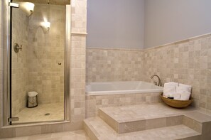 Room, 1 King Bed | Jetted bathtub - Frontenac Club Inn (Kingston)