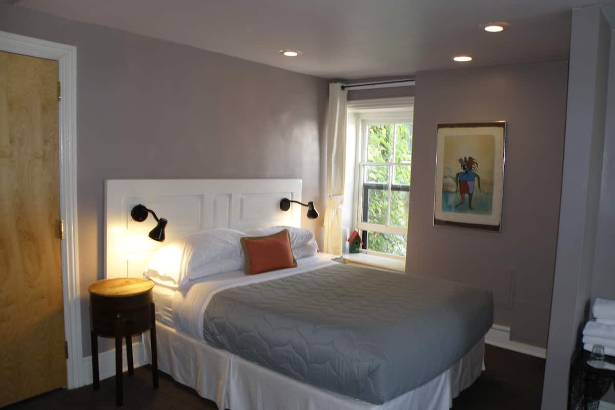 Room, 1 Queen Bed | Individually decorated, individually furnished, desk, iron/ironing board