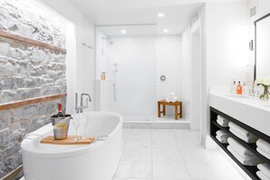 Individually decorated, individually furnished, desk, iron/ironing board - Frontenac Club, an Ascend Collection Hotel (Kingston)