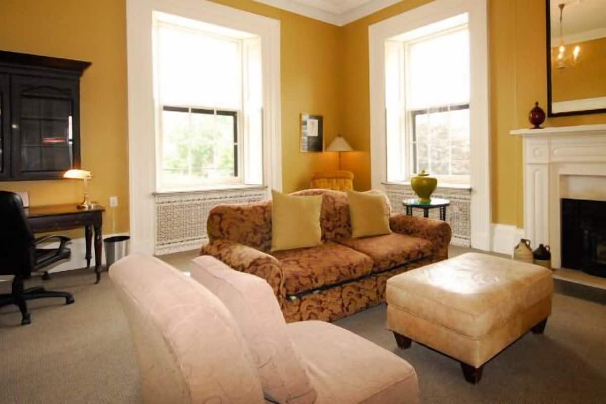 Room, 1 King Bed | Lobby sitting area