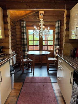 2 bedrooms, Egyptian cotton sheets, premium bedding, down duvets - BCC Loch Ness Log Cabins (Inverness)