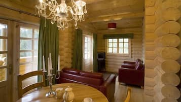 Chalet estándar, 2 habitaciones (Four Poster Bed) | Área de sala de estar | Televisión de pantalla plana
