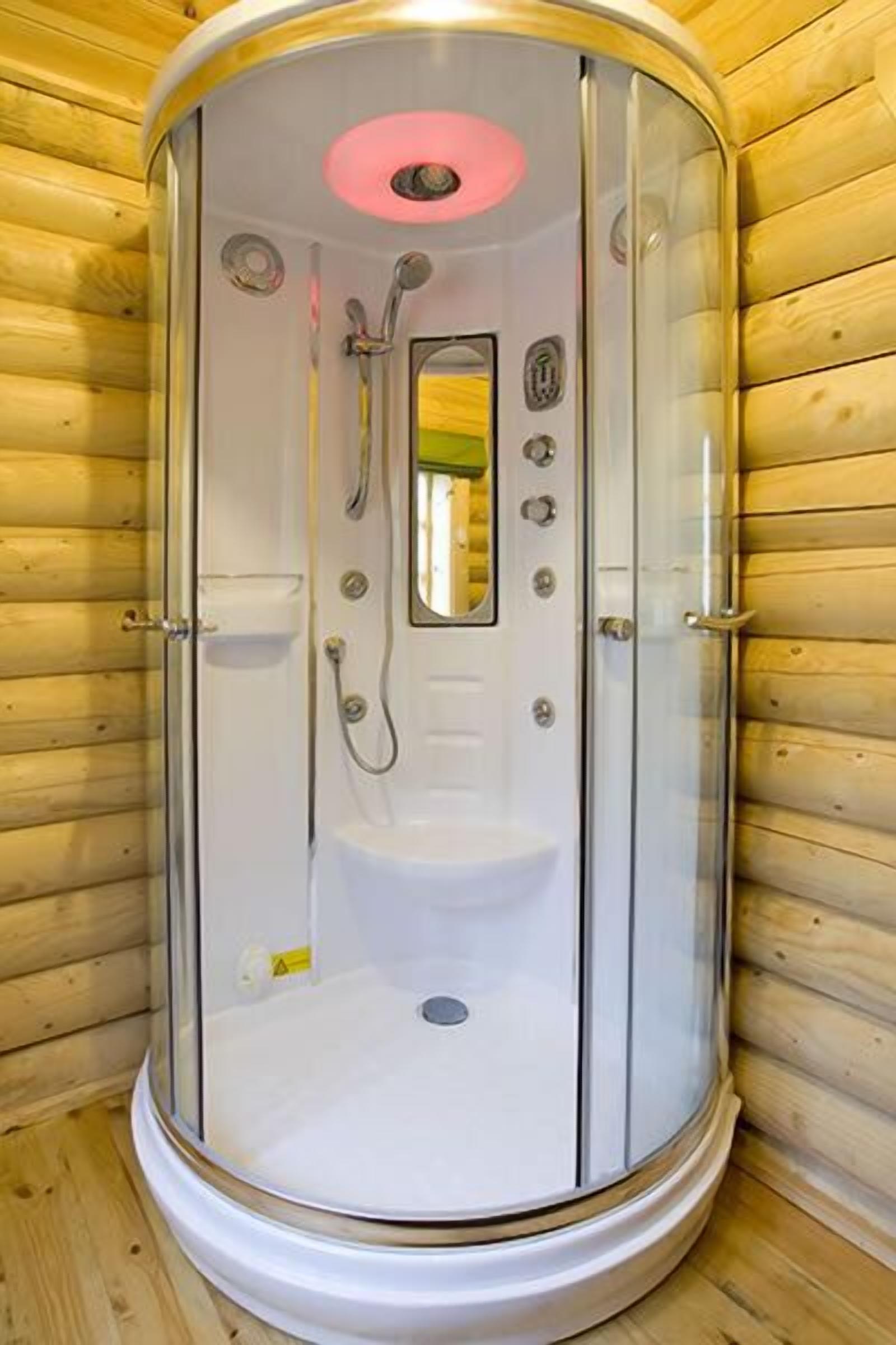 Chalet Standard, 2 chambres (Four Poster Bed) | Douche de la salle de bain