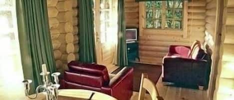 Alpehytte – standard, 2 soverom (Four Poster Bed) | Oppholdsområde | Flatskjerm-TV