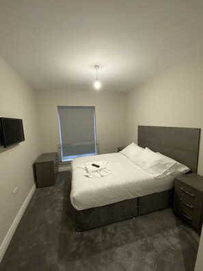 Desk, laptop workspace, soundproofing, iron/ironing board - Buckingham Apartments (High Wycombe)