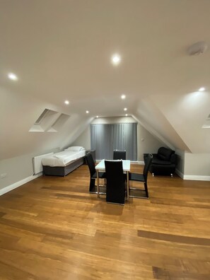 Luxe beddengoed, een bureau, een laptopwerkplek, geluiddichte muren