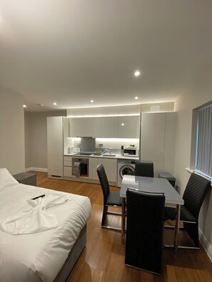 Desk, laptop workspace, soundproofing, iron/ironing board - Buckingham Apartment (High Wycombe)