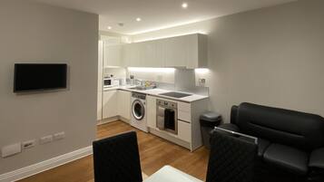 Full-sized fridge, microwave, oven, stovetop