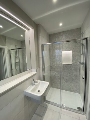 Desk, laptop workspace, soundproofing, iron/ironing board - Buckingham Apartment (High Wycombe)