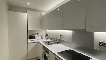 Full-sized fridge, microwave, oven, stovetop