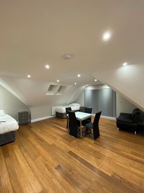 Desk, laptop workspace, soundproofing, iron/ironing board - Buckingham Apartments (High Wycombe)