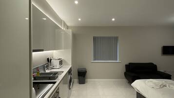 Full-size fridge, microwave, oven, stovetop