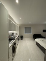 大冰箱、微波炉、烤箱、炉灶