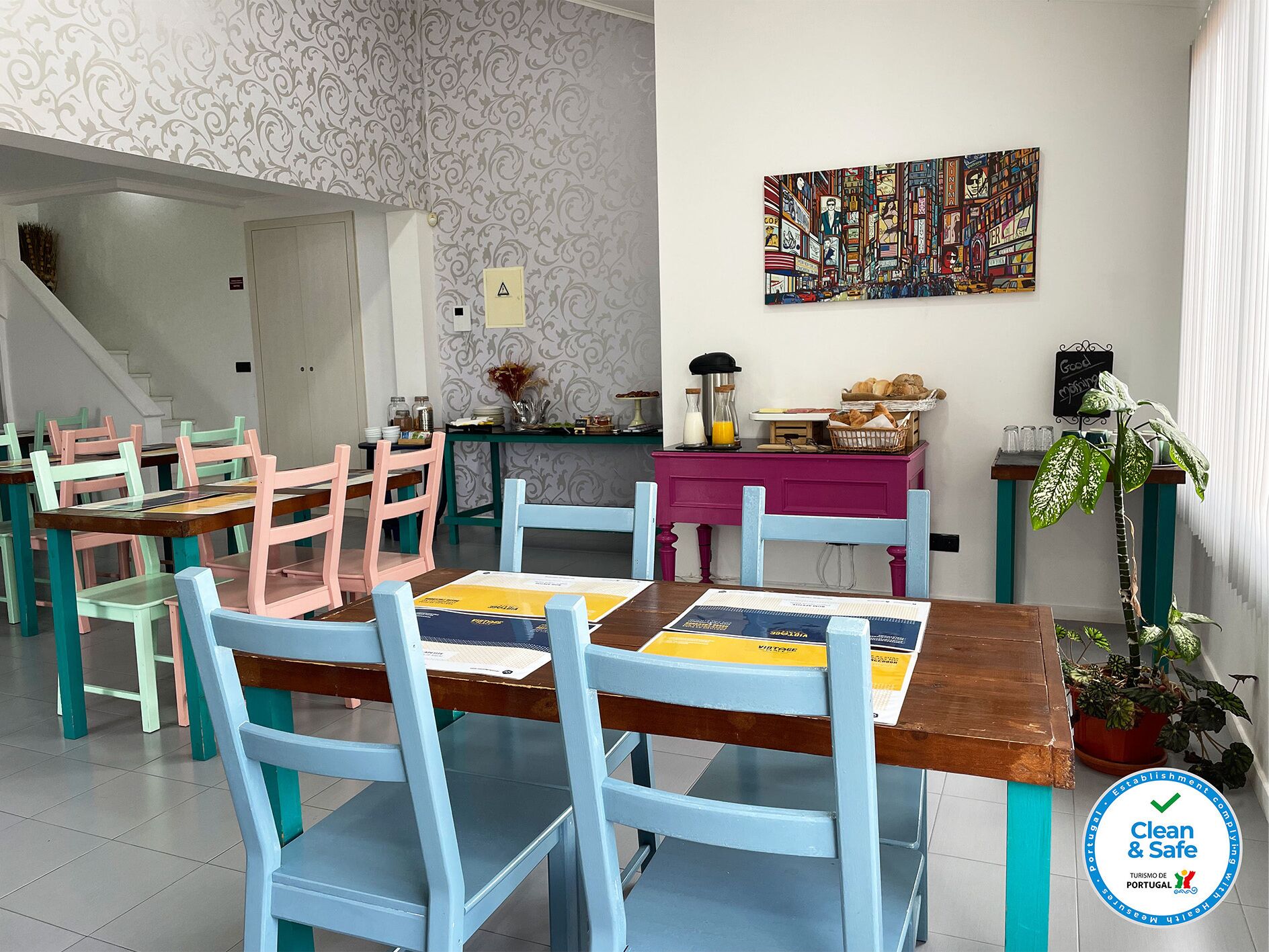 بوفيه فطور مجانًا يوميًا