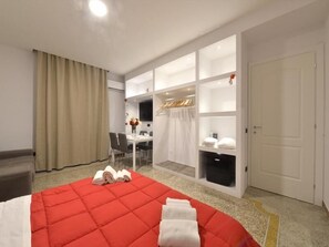 Frigobar, cofres nos quartos, escrivaninha, berços grátis