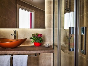 Shower, free toiletries, hair dryer, bidet - Hotel Angioino & Spa (Naples)
