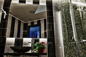 Chuveiro, produtos de toalete grátis, secador de cabelo, bidê