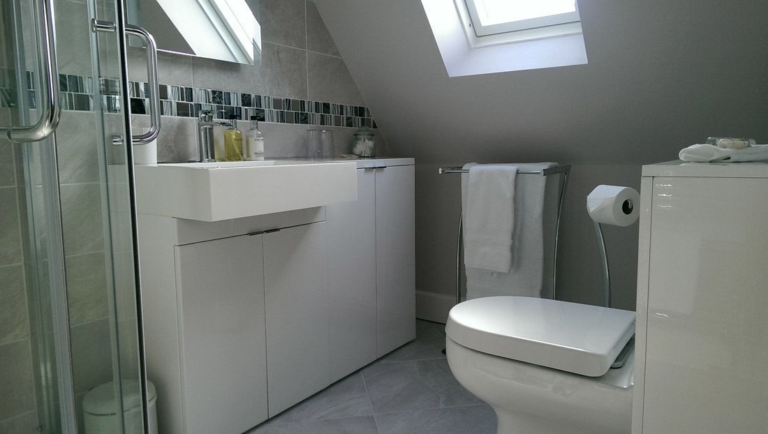 Deluxe Room, 1 King Bed (Back) | Bathroom | Shower, free toiletries, hair dryer, towels