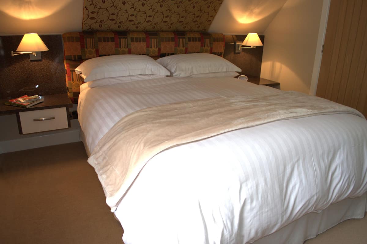 Deluxe Room, 1 King Bed (Front) | Desk, laptop workspace, iron/ironing board (on request), WiFi (free)