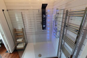 Superior Apartment | Bathroom | Combined shower/tub, hair dryer, towels, soap