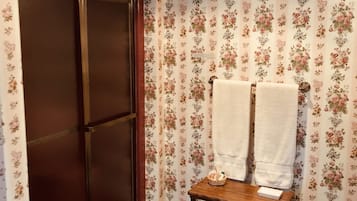 Klassieke suite | Badkamer | Een aparte badkuip en douche, een bubbelbad, gratis toiletartikelen