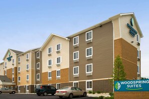 A hotel with multiple floors, a flat roof, and a sign indicating it is a Woodspring Suites hotel. - WoodSpring Suites Chicago Romeoville (Romeoville)