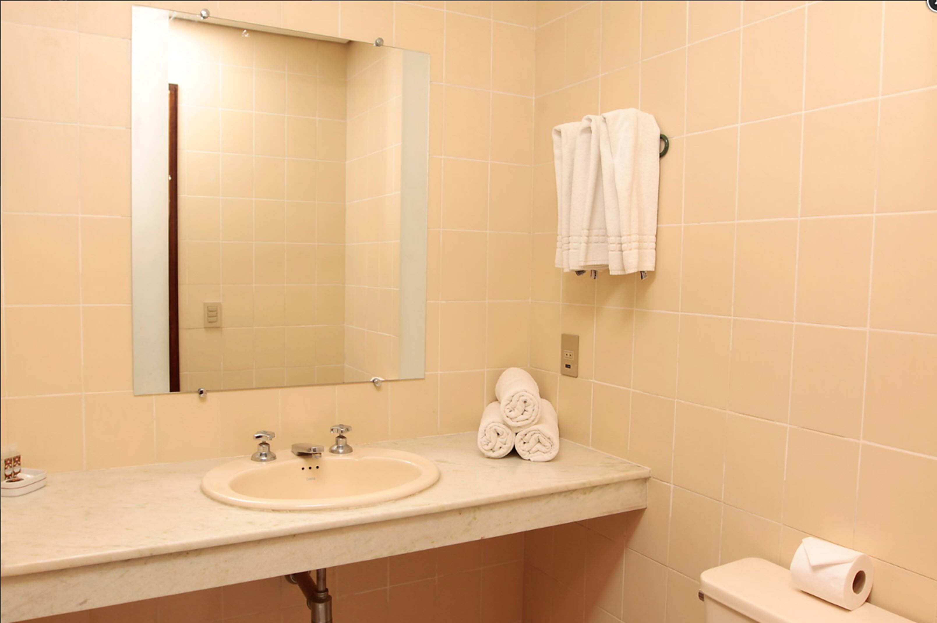 shower, free toiletries, towels